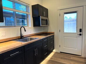 2014 SW Reindeer Ave in Redmond, OR - Building Photo - Building Photo