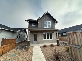 868 NW 19th St in Redmond, OR - Building Photo