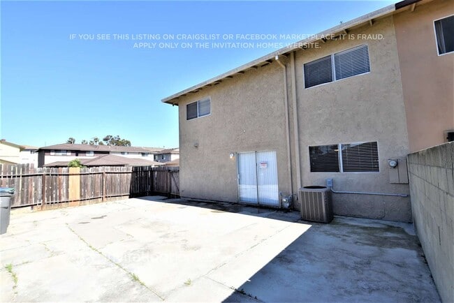 1217 E Radbard St in Carson, CA - Foto de edificio - Building Photo