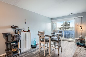 10702 E Exposition Ave, Unit 203 in Aurora, CO - Building Photo - Building Photo