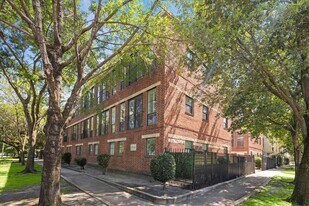 100 McGowen St in Houston, TX - Building Photo