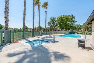 Sierra View Gardens in Palmdale, CA - Building Photo