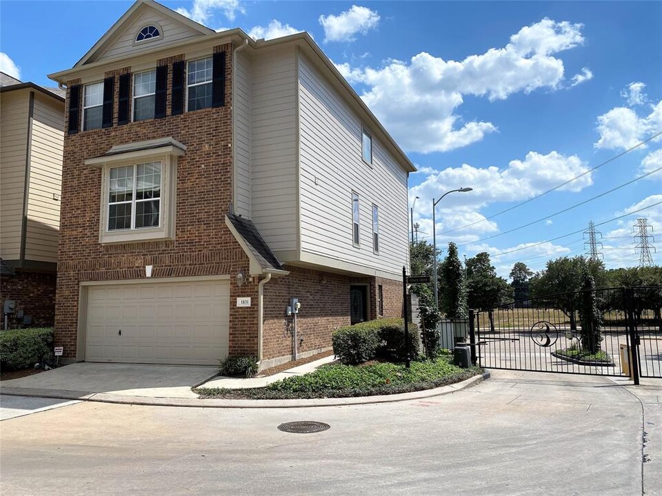 1831 Stacy Crest in Houston, TX - Building Photo