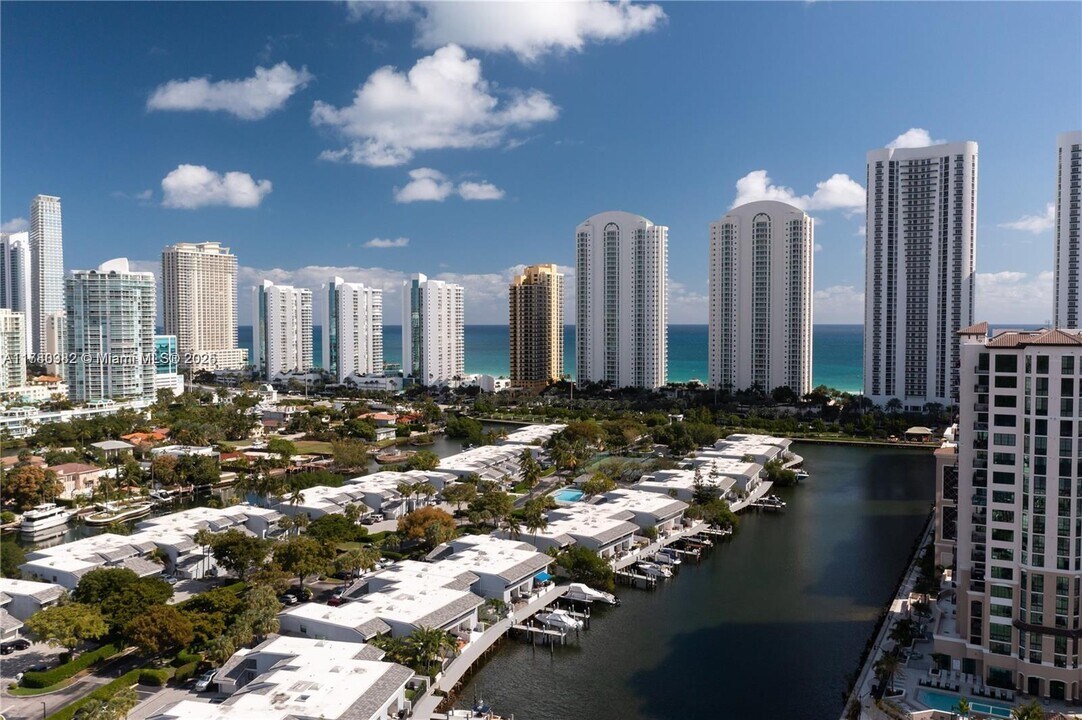 393 Poinciana Island Dr in Sunny Isles Beach, FL - Building Photo