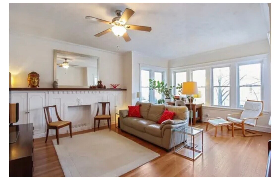 2733 W Ainslie St, Unit Apt 1 in Chicago, IL - Building Photo