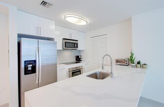 300 S Biscayne Blvd, Unit T-2104 in Miami, FL - Building Photo - Building Photo
