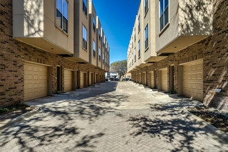 Cambridge Court Condos in Dallas, TX - Building Photo - Building Photo