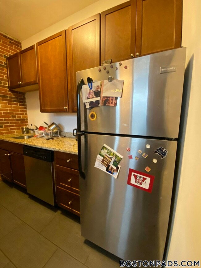 23 Cortes St, Unit 7 in Boston, MA - Foto de edificio - Building Photo