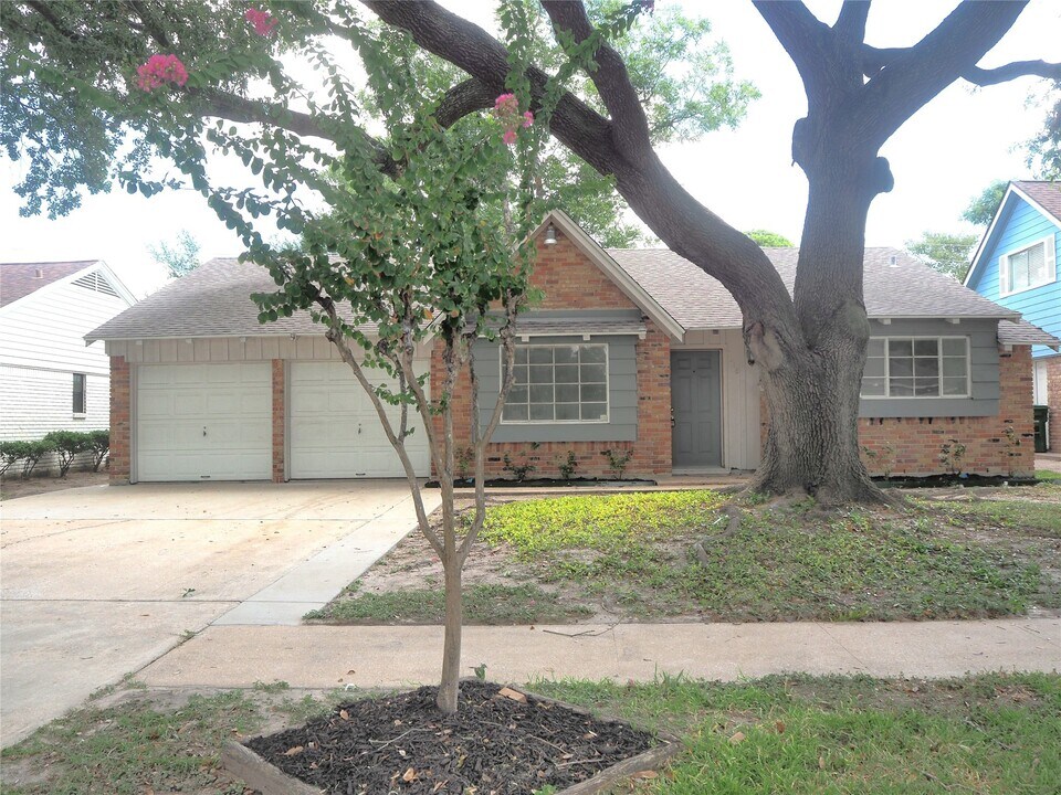 3218 Crestdale Dr in Houston, TX - Foto de edificio