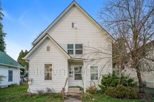 135 NE Jackson St in Hillsboro, OR - Building Photo