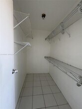 8425 Harding Ave in Miami Beach, FL - Foto de edificio - Building Photo