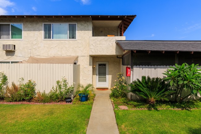 1241 E Bastanchury Rd in Fullerton, CA - Foto de edificio - Building Photo