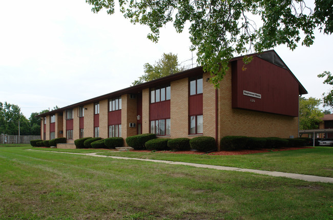 Maplewood Manor Apartments in Lansing, MI - Building Photo - Building Photo