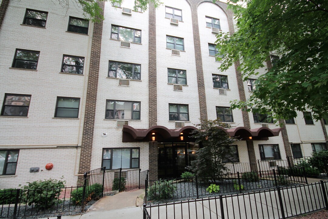 524 W Oakdale Ave, Unit #525-507 in Chicago, IL - Building Photo