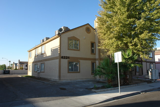 Village At Washington in Las Vegas, NV - Building Photo - Building Photo