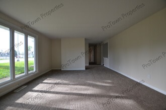 2417 Essington Rd in Joliet, IL - Foto de edificio - Building Photo