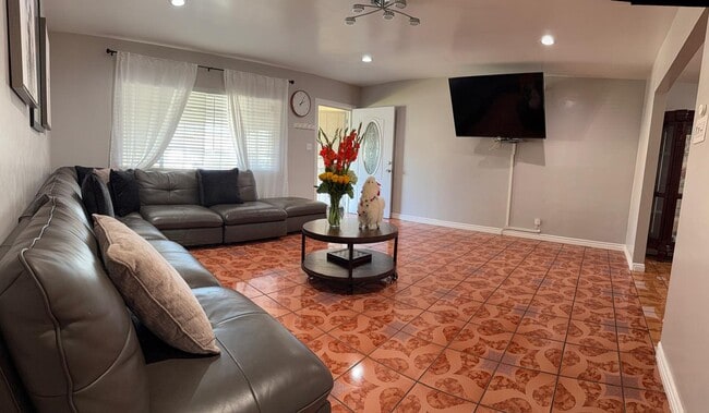 11456 Mclaren St