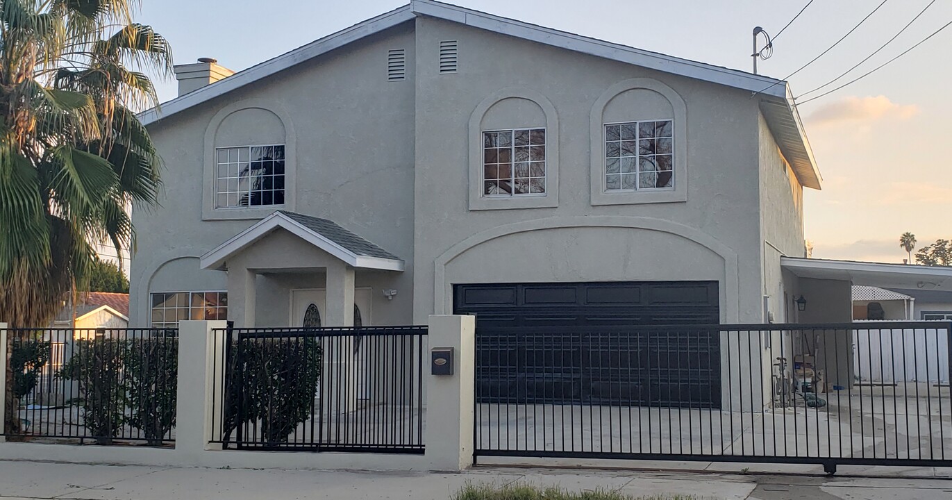 20104 Strathern St in Winnetka, CA - Foto de edificio