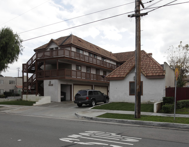 8422 Whitaker St in Buena Park, CA - Foto de edificio - Building Photo