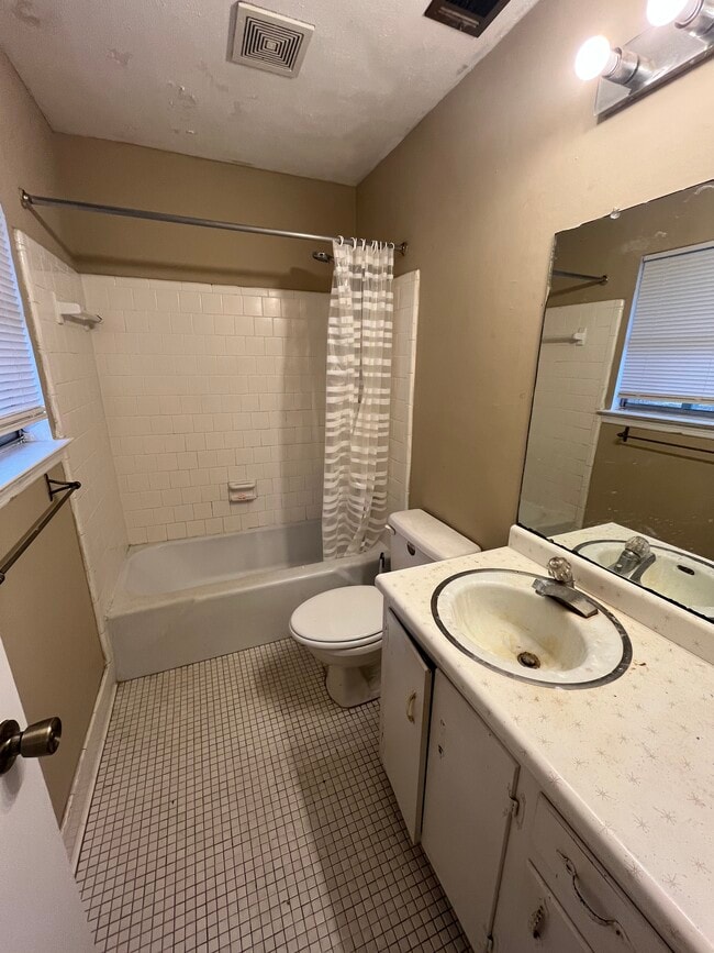 211 Henderson St in Statesboro, GA - Building Photo - Building Photo