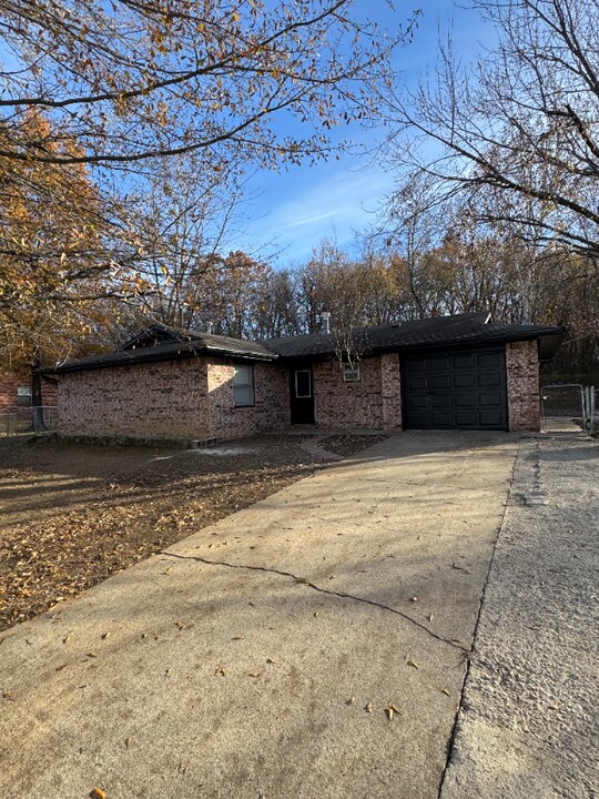 1102 SE 10th St in Muldrow, OK - Building Photo