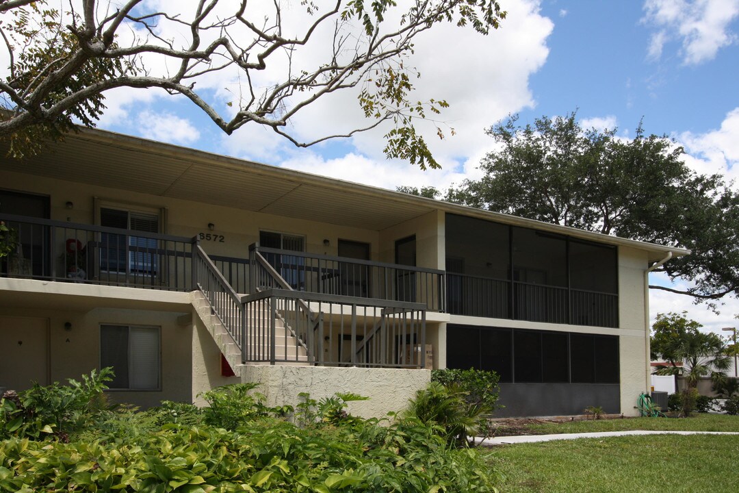 6572 Chasewood Dr-Unit -F in Jupiter, FL - Foto de edificio