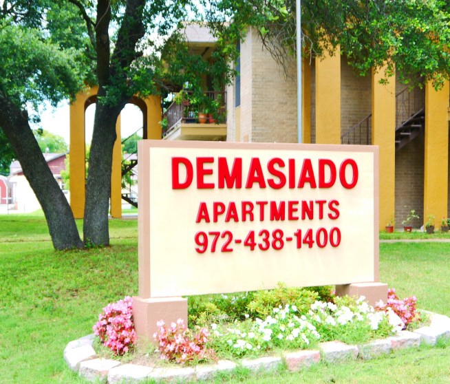 Demasiado Apartments in Irving, TX - Building Photo