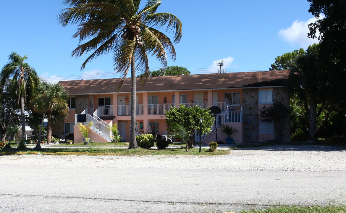 4810-4914 Coronado Pky in Cape Coral, FL - Building Photo