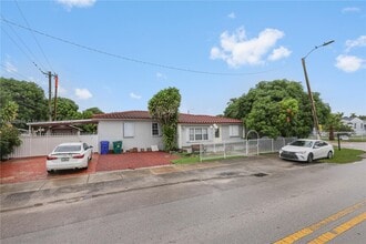 450 NW 40th Ct in Miami, FL - Building Photo - Building Photo