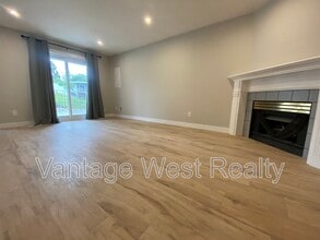 1390 Highland Dr S in Kelowna, BC - Building Photo - Building Photo