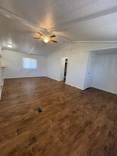 200 Jenkins Rd in Elkhart, TX - Foto de edificio - Building Photo