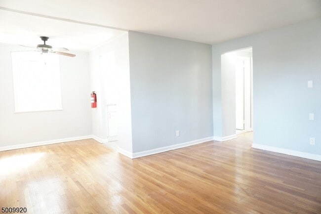 736 Audrey Dr in Rahway, NJ - Building Photo - Building Photo