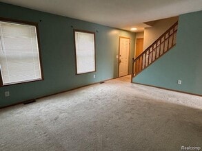 879 Barren Oaks Dr in Pontiac, MI - Building Photo - Building Photo