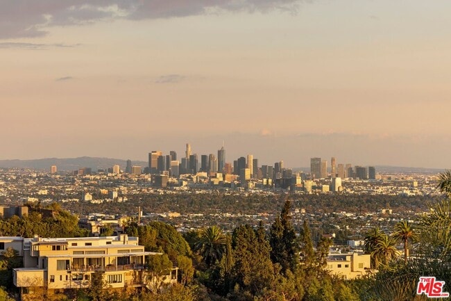 9405 Sierra Mar Pl in Los Angeles, CA - Building Photo - Building Photo