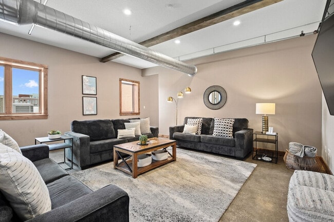 301 E Walnut St