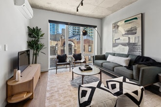 411 W Chicago Ave in Chicago, IL - Foto de edificio - Building Photo