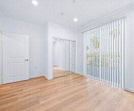 14811 Erwin St in Van Nuys, CA - Foto de edificio - Building Photo