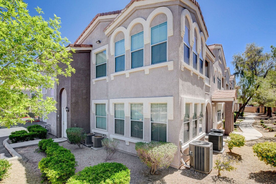 10001 Peace Way in Las Vegas, NV - Building Photo