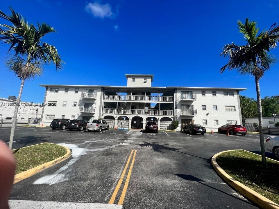16215 NE 18th Ct in North Miami Beach, FL - Building Photo