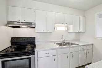 Meridian Garden Apartments in Denver, CO - Building Photo - Building Photo
