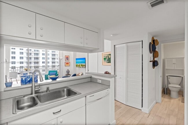 701 Brickell Key Blvd, Unit 1408 in Miami, FL - Building Photo - Building Photo
