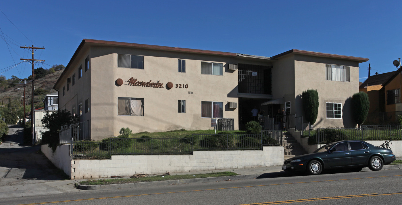 3210 Pasadena Ave in Los Angeles, CA - Foto de edificio