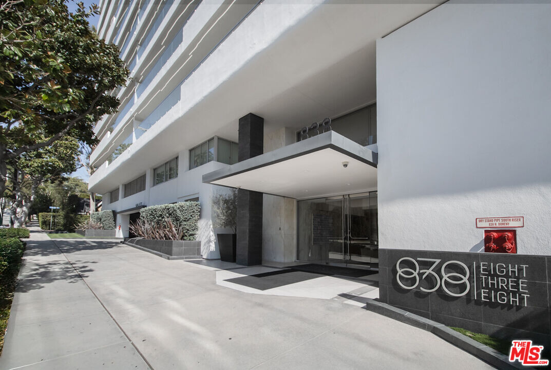 838 N Doheny Dr in West Hollywood, CA - Building Photo