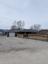 551 Vic's Ln in Hamilton, MT - Building Photo