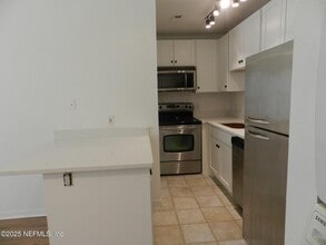 13703 Richmond Park Dr N in Jacksonville, FL - Foto de edificio - Building Photo