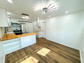 711 W 44th St, Unit C in Savannah, GA - Foto de edificio - Building Photo