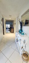 327 Lakeview Dr in Weston, FL - Building Photo - Building Photo