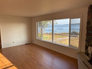 1332 Penn Cove Rd in Oak Harbor, WA - Building Photo - Building Photo