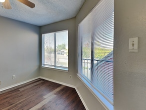 9805 Walnut St, Unit C306 in Dallas, TX - Foto de edificio - Building Photo