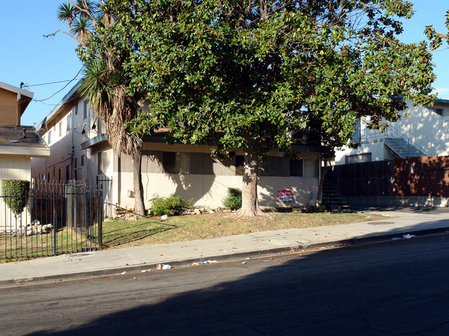 842 Victor Ave in Inglewood, CA - Foto de edificio - Building Photo